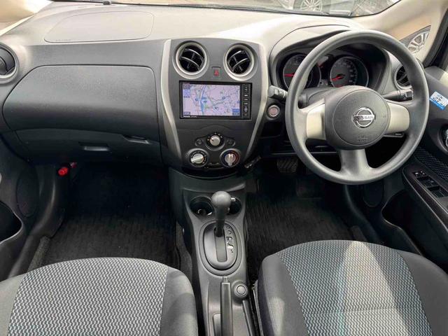 ノート Ｘ　ＥＴＣ　ナビ　アルミホイール　スマートキー　アイドリングストップ　電動格納ミラー　ＣＶＴ　盗難防止システム　衝突安全ボディ　ＡＢＳ　エアコン　パワーステアリング　パワーウィンドウ（8枚目）