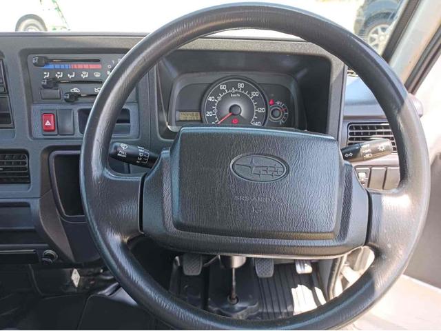 サンバートラック 　４ＷＤ　５速マニュアル　運転席エアバッグ　ライトレベライザー　荷台ゲートプロテクター　ゴムマット　シガーライター　走行距離１０．１万キロ　車検令和７年１２月まで　修復歴無し　ホワイト（2枚目）
