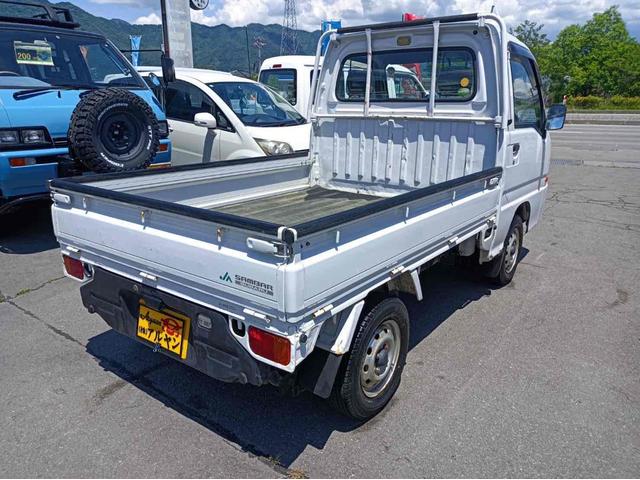 サンバートラック 　４ＷＤ　５速マニュアル　運転席エアバッグ　ライトレベライザー　荷台ゲートプロテクター　ゴムマット　シガーライター　走行距離１０．１万キロ　車検令和７年１２月まで　修復歴無し　ホワイト（8枚目）