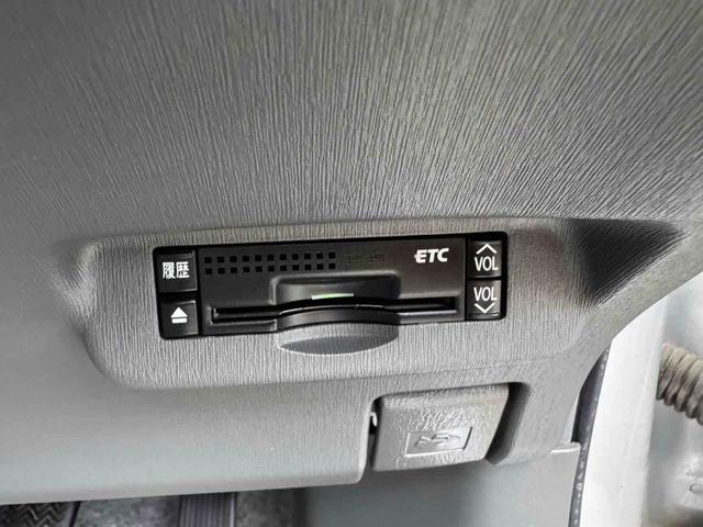 プリウス Ｓツーリングセレクション　ＥＴＣ　バックカメラ　ナビ　ＴＶ　アルミホイール　ＬＥＤヘッドランプ　ヘッドライトウォッシャー　ＣＶＴ　スマートキー　電動格納ミラー　盗難防止システム　Ｂｌｕｅｔｏｏｔｈ　衝突安全ボディ　ＡＢＳ（8枚目）