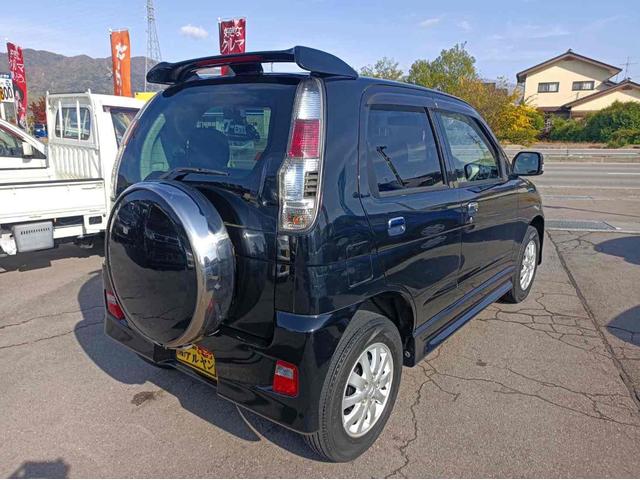 テリオスキッド カスタムX 4WD スマートキー 電動格納ミラー AT 盗難防止システム ABS CD MD アルミホイール 衝突安全ボディ エアコン パワーステアリング パワーウィンドウ 運転席エアバッグ 助手席エアバッグ(4枚目)