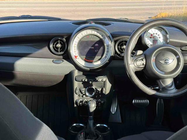 ＭＩＮＩ クーパーＳ　ＥＴＣ　バックカメラ　アルミホイール　ＨＩＤ　サンルーフ　キーレスエントリー　ＡＴ　ＡＢＳ　ＥＳＣ　ＣＤ　エアコン　パワーステアリング　パワーウィンドウ（2枚目）