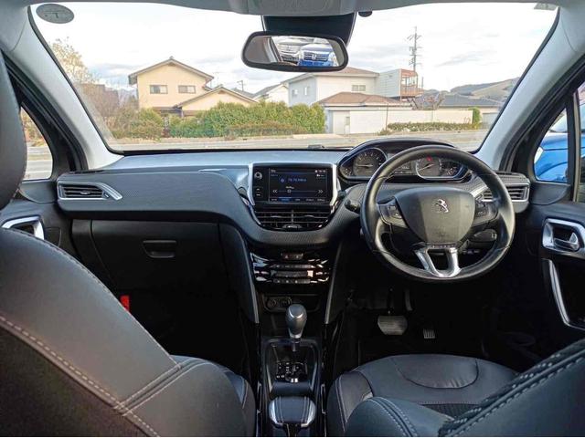 毎回座るフロントシート。運転席は必ず使用する部分ですので、座り心地が重要です！