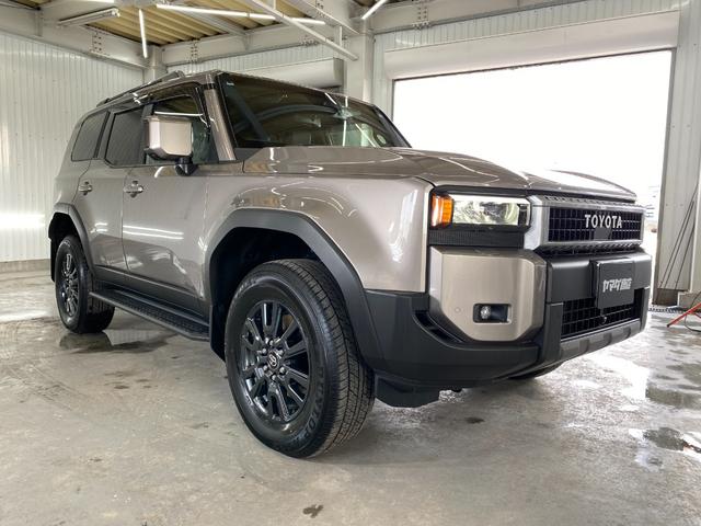 ランドクルーザー２５０ ＶＸ　全方位モニター　フルセグテレビ　Ｂｌｕｅｔｏｏｔｈ　４ＷＤ　レーンアシスト　ＥＴＣ　サンルーフ　パワーシート　衝突被害軽減システム　ルーフレール　パワーバックドア　クリアランスソナー　禁煙車　ナビＴＶ（3枚目）