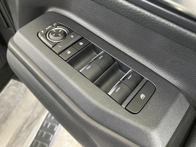 ランドクルーザー２５０ ＶＸ　全方位モニター　フルセグテレビ　Ｂｌｕｅｔｏｏｔｈ　４ＷＤ　レーンアシスト　ＥＴＣ　サンルーフ　パワーシート　衝突被害軽減システム　ルーフレール　パワーバックドア　クリアランスソナー　禁煙車　ナビＴＶ（53枚目）