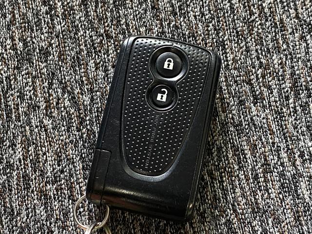 パッソ Ｘ　クツロギ　ＤＶＤ再生　フルセグ　運転席助手席エアバック　衝突安全ボディ　ドライブレコーダー　盗難防止システム　エアコン　ＡＢＳ　ナビＴＶ　ミュージックプレイヤー接続可　パワーステアリング　エアバック　４ＷＤ（41枚目）