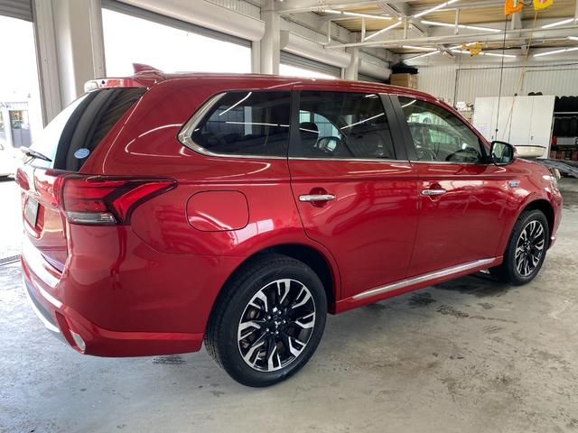 アウトランダーＰＨＥＶ Ｇナビパッケージ　パワートランク　衝突軽減Ｂ　ＵＳＢ　サイドカメラ　後カメラ　オートエアコン　ドライブレコーダー　横滑り防止　盗難防止システム　寒冷地仕様　キーレス　オートクルーズ　ミュージックプレイヤー接続可　ＥＴＣ（6枚目）