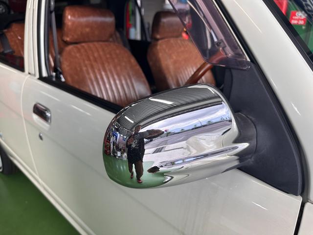 ミラジーノ ミニライトスペシャル　オルタネータ交換（Ｒ７年１１月）　新品ホワイトリボンタイヤ　新品ブラウンシートカバー　ＮＡＲＤＩステアリング＆シフトノブ　ホワイトホイール　新品フロアマット　純正ホワイトカラー　ＵＳＢ接続オーディオ（7枚目）