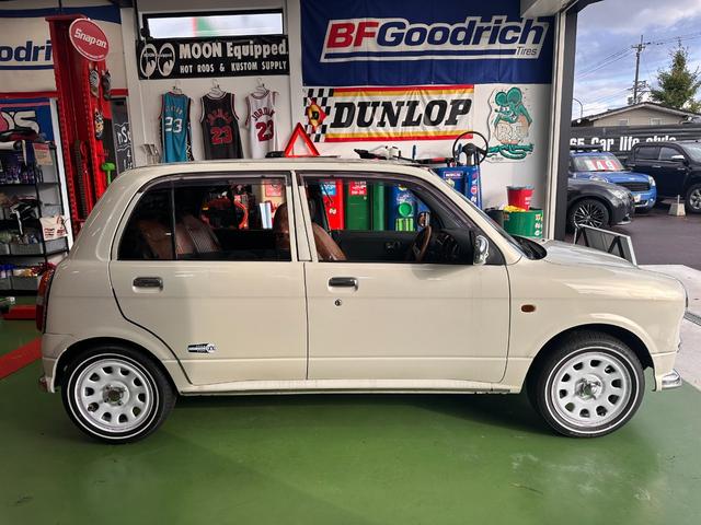 ミラジーノ ミニライトスペシャル　オルタネータ交換（Ｒ７年１１月）　新品ホワイトリボンタイヤ　新品ブラウンシートカバー　ＮＡＲＤＩステアリング＆シフトノブ　ホワイトホイール　新品フロアマット　純正ホワイトカラー　ＵＳＢ接続オーディオ（8枚目）