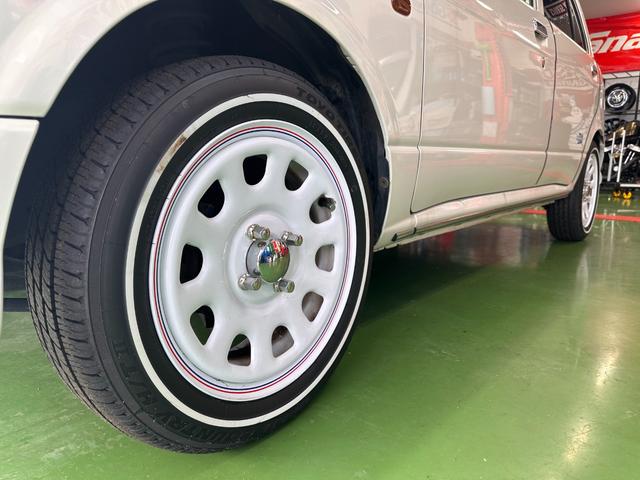 ミラジーノ ミニライトスペシャル　オルタネータ交換（Ｒ７年１１月）　新品ホワイトリボンタイヤ　新品ブラウンシートカバー　ＮＡＲＤＩステアリング＆シフトノブ　ホワイトホイール　新品フロアマット　純正ホワイトカラー　ＵＳＢ接続オーディオ（17枚目）