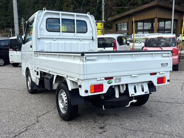 キャリイトラック ＫＣエアコン・パワステ　４ＷＤ　ワンオーナー　走行３０３００ｋｍ　社外ＣＤ　ＵＳＢ　ＡＵＸ　過去記録簿　Ｗエアバッグ　切替４ＷＤ　荷台マット　アオリガード　マッドガード　スペアキー　１年間走行距離無制限保証付（7枚目）