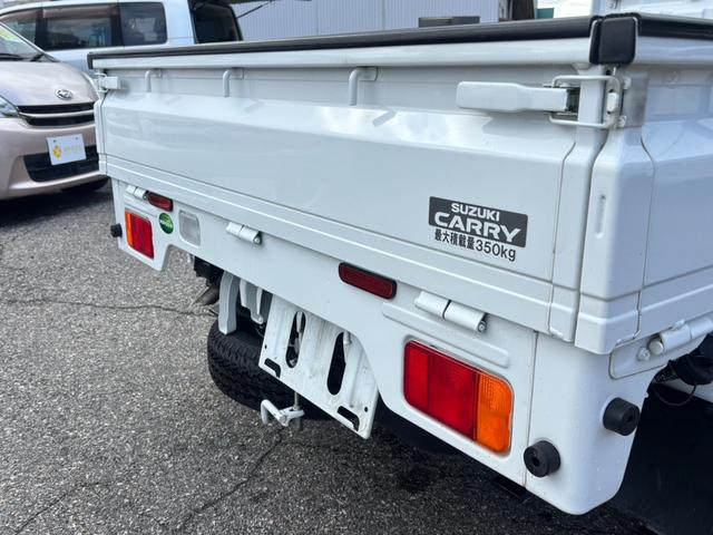 キャリイトラック ＫＣエアコン・パワステ　４ＷＤ　ワンオーナー　走行３０３００ｋｍ　社外ＣＤ　ＵＳＢ　ＡＵＸ　過去記録簿　Ｗエアバッグ　切替４ＷＤ　荷台マット　アオリガード　マッドガード　スペアキー　１年間走行距離無制限保証付（16枚目）