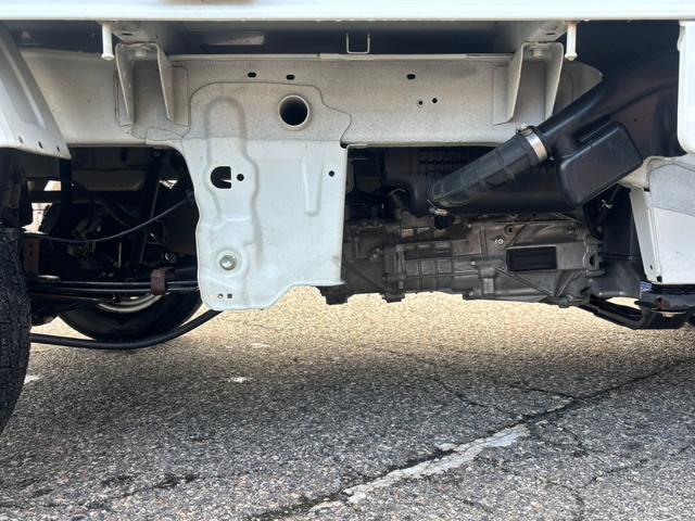 キャリイトラック ＫＣエアコン・パワステ　４ＷＤ　ワンオーナー　走行３０３００ｋｍ　社外ＣＤ　ＵＳＢ　ＡＵＸ　過去記録簿　Ｗエアバッグ　切替４ＷＤ　荷台マット　アオリガード　マッドガード　スペアキー　１年間走行距離無制限保証付（17枚目）