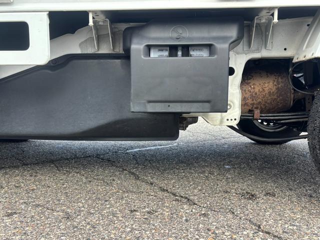 キャリイトラック ＫＣエアコン・パワステ　４ＷＤ　ワンオーナー　走行３０３００ｋｍ　社外ＣＤ　ＵＳＢ　ＡＵＸ　過去記録簿　Ｗエアバッグ　切替４ＷＤ　荷台マット　アオリガード　マッドガード　スペアキー　１年間走行距離無制限保証付（18枚目）