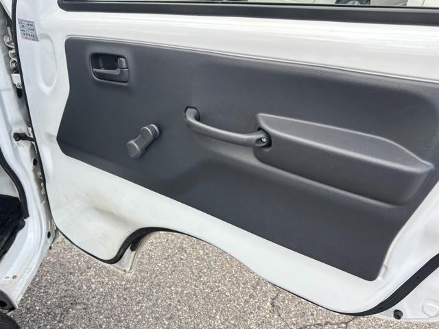 キャリイトラック ＫＣエアコン・パワステ　４ＷＤ　ワンオーナー　走行３０３００ｋｍ　社外ＣＤ　ＵＳＢ　ＡＵＸ　過去記録簿　Ｗエアバッグ　切替４ＷＤ　荷台マット　アオリガード　マッドガード　スペアキー　１年間走行距離無制限保証付（21枚目）