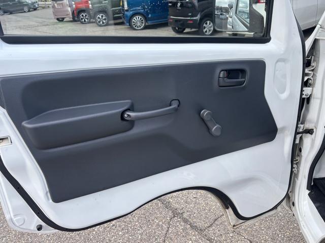 キャリイトラック ＫＣエアコン・パワステ　４ＷＤ　ワンオーナー　走行３０３００ｋｍ　社外ＣＤ　ＵＳＢ　ＡＵＸ　過去記録簿　Ｗエアバッグ　切替４ＷＤ　荷台マット　アオリガード　マッドガード　スペアキー　１年間走行距離無制限保証付（22枚目）