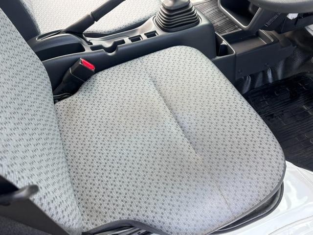 キャリイトラック ＫＣエアコン・パワステ　４ＷＤ　ワンオーナー　走行３０３００ｋｍ　社外ＣＤ　ＵＳＢ　ＡＵＸ　過去記録簿　Ｗエアバッグ　切替４ＷＤ　荷台マット　アオリガード　マッドガード　スペアキー　１年間走行距離無制限保証付（23枚目）