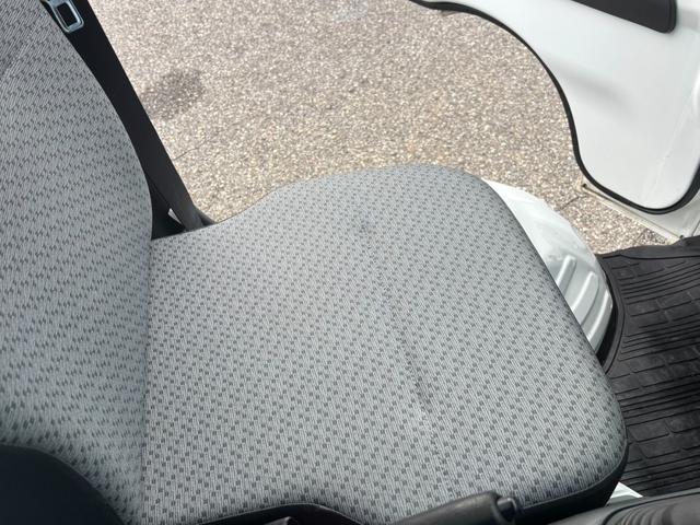 キャリイトラック ＫＣエアコン・パワステ　４ＷＤ　ワンオーナー　走行３０３００ｋｍ　社外ＣＤ　ＵＳＢ　ＡＵＸ　過去記録簿　Ｗエアバッグ　切替４ＷＤ　荷台マット　アオリガード　マッドガード　スペアキー　１年間走行距離無制限保証付（24枚目）