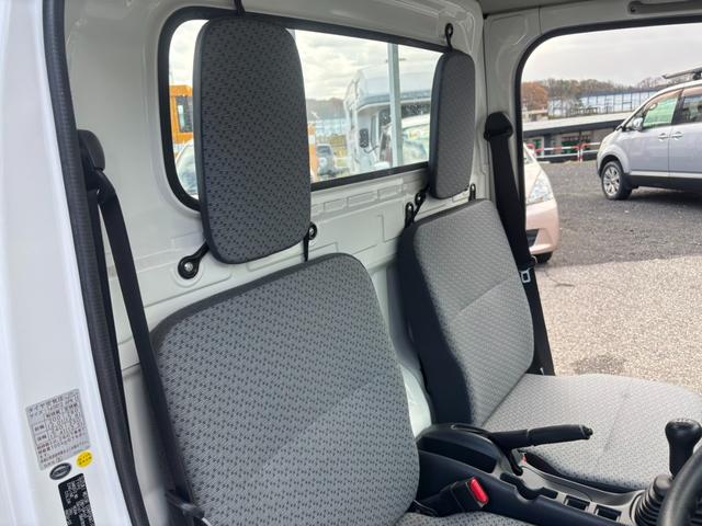 キャリイトラック ＫＣエアコン・パワステ　４ＷＤ　ワンオーナー　走行３０３００ｋｍ　社外ＣＤ　ＵＳＢ　ＡＵＸ　過去記録簿　Ｗエアバッグ　切替４ＷＤ　荷台マット　アオリガード　マッドガード　スペアキー　１年間走行距離無制限保証付（25枚目）