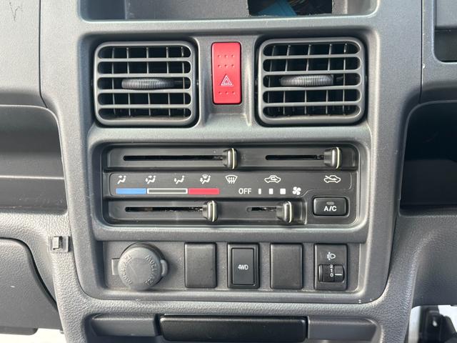 キャリイトラック ＫＣエアコン・パワステ　４ＷＤ　ワンオーナー　走行３０３００ｋｍ　社外ＣＤ　ＵＳＢ　ＡＵＸ　過去記録簿　Ｗエアバッグ　切替４ＷＤ　荷台マット　アオリガード　マッドガード　スペアキー　１年間走行距離無制限保証付（28枚目）