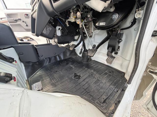 キャリイトラック ＫＣエアコン・パワステ　４ＷＤ　ワンオーナー　走行３０３００ｋｍ　社外ＣＤ　ＵＳＢ　ＡＵＸ　過去記録簿　Ｗエアバッグ　切替４ＷＤ　荷台マット　アオリガード　マッドガード　スペアキー　１年間走行距離無制限保証付（30枚目）