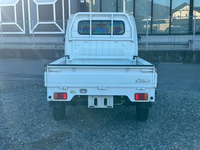 キャリイトラック ＫＣエアコン・パワステ　４ＷＤ　エアコン　パワーステアリング　５速マニュアル車　車検整備付き　レベライザー　ＦＭ／ＡＭラジオチューナー　切り替え式（6枚目）
