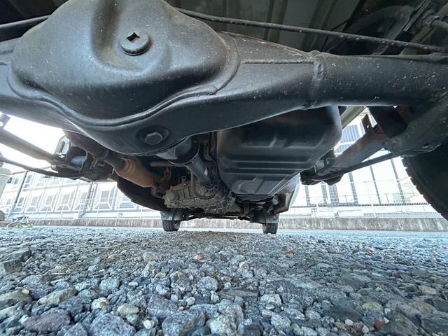 キャリイトラック ＫＣエアコン・パワステ　４ＷＤ　エアコン　パワーステアリング　５速マニュアル車　車検整備付き　レベライザー　ＦＭ／ＡＭラジオチューナー　切り替え式（18枚目）