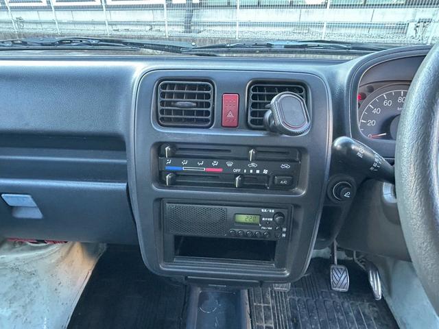 キャリイトラック ＫＣエアコン・パワステ　４ＷＤ　エアコン　パワーステアリング　５速マニュアル車　車検整備付き　レベライザー　ＦＭ／ＡＭラジオチューナー　切り替え式（25枚目）