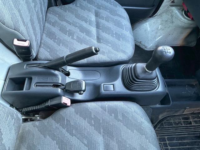 キャリイトラック ＫＣエアコン・パワステ　４ＷＤ　エアコン　パワーステアリング　５速マニュアル車　車検整備付き　レベライザー　ＦＭ／ＡＭラジオチューナー　切り替え式（26枚目）