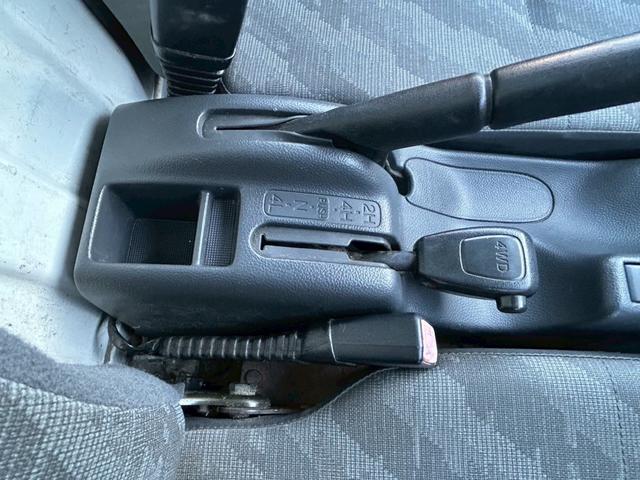 キャリイトラック ＫＣエアコン・パワステ　４ＷＤ　エアコン　パワーステアリング　５速マニュアル車　車検整備付き　レベライザー　ＦＭ／ＡＭラジオチューナー　切り替え式（27枚目）