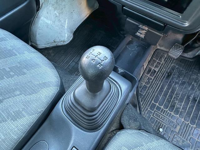 キャリイトラック ＫＣエアコン・パワステ　４ＷＤ　エアコン　パワーステアリング　５速マニュアル車　車検整備付き　レベライザー　ＦＭ／ＡＭラジオチューナー　切り替え式（28枚目）