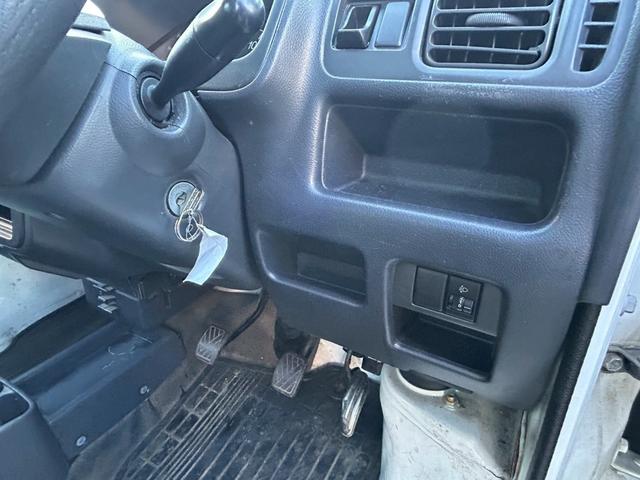 キャリイトラック ＫＣエアコン・パワステ　４ＷＤ　エアコン　パワーステアリング　５速マニュアル車　車検整備付き　レベライザー　ＦＭ／ＡＭラジオチューナー　切り替え式（29枚目）