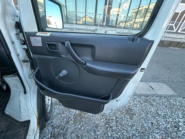 キャリイトラック ＫＣエアコン・パワステ　４ＷＤ　エアコン　パワーステアリング　５速マニュアル車　車検整備付き　レベライザー　ＦＭ／ＡＭラジオチューナー　切り替え式（32枚目）