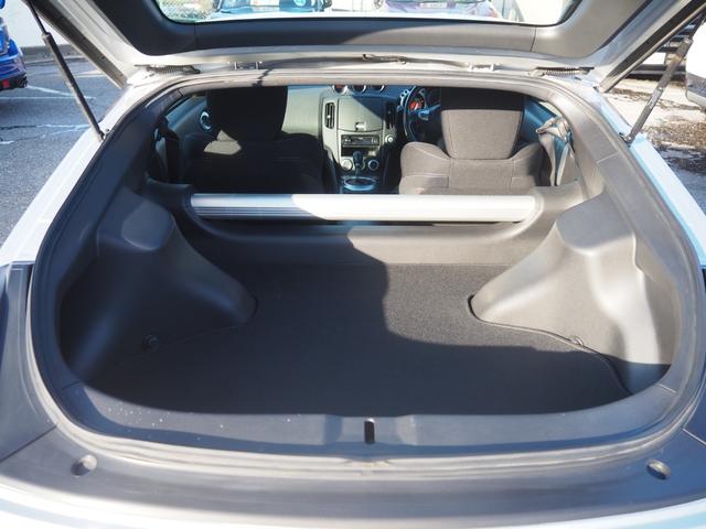 フェアレディZ ベースグレード 純正18インチAW 社外オーディオ 革巻きステアリング オートライト HIDヘッドライト パドルシフト 電格ミラー 禁煙車 記録簿付き プッシュスタート シートリフター テレスコ フロアマット(14枚目)