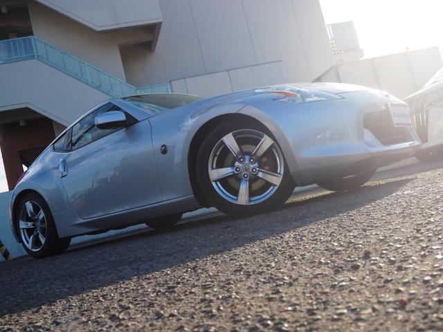 フェアレディZ ベースグレード 純正18インチAW 社外オーディオ 革巻きステアリング オートライト HIDヘッドライト パドルシフト 電格ミラー 禁煙車 記録簿付き プッシュスタート シートリフター テレスコ フロアマット(26枚目)