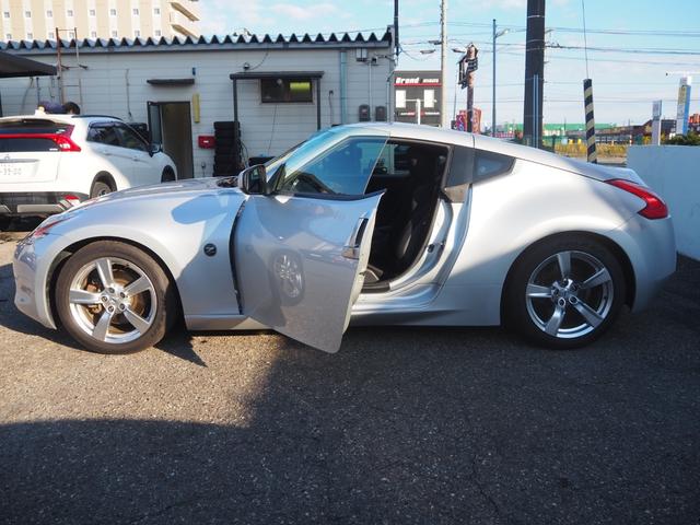 フェアレディZ ベースグレード 純正18インチAW 社外オーディオ 革巻きステアリング オートライト HIDヘッドライト パドルシフト 電格ミラー 禁煙車 記録簿付き プッシュスタート シートリフター テレスコ フロアマット(36枚目)