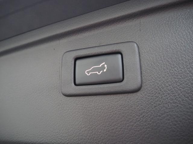 荷物の多い際や手がふさがっている際にも便利なパワーバックドア搭載！