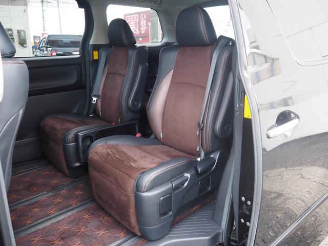 ☆２列目はオットマン付きキャプテンシート！広々とした２列目は居住性が高く、快適なドライブが楽しめます♪