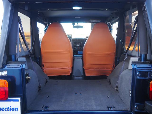 ジープ・ラングラー スペシャルエディション　ソフトトップ　ショートバンパー　リフトアップ　社外ＬＥＤヘッドライト　背面タイヤ　１ナンバー変更　レザー調シートカバー　ヒッチメンバー　カロッツェリアオーディオ　オーバーフェンダー　ＥＴＣ（14枚目）