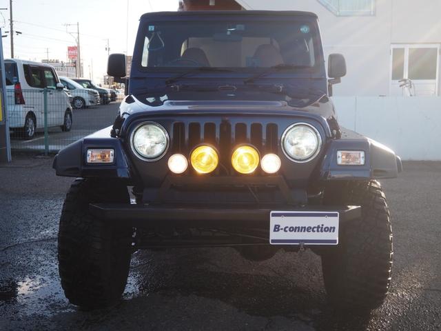 ジープ・ラングラー スペシャルエディション　ソフトトップ　ショートバンパー　リフトアップ　社外ＬＥＤヘッドライト　背面タイヤ　１ナンバー変更　レザー調シートカバー　ヒッチメンバー　カロッツェリアオーディオ　オーバーフェンダー　ＥＴＣ（24枚目）