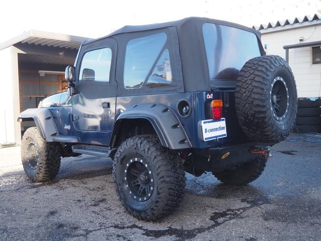 ジープ・ラングラー スペシャルエディション　ソフトトップ　ショートバンパー　リフトアップ　社外ＬＥＤヘッドライト　背面タイヤ　１ナンバー変更　レザー調シートカバー　ヒッチメンバー　カロッツェリアオーディオ　オーバーフェンダー　ＥＴＣ（30枚目）