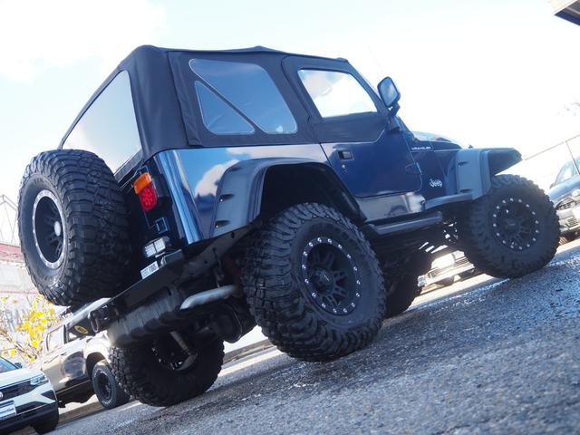 ジープ・ラングラー スペシャルエディション　ソフトトップ　ショートバンパー　リフトアップ　社外ＬＥＤヘッドライト　背面タイヤ　１ナンバー変更　レザー調シートカバー　ヒッチメンバー　カロッツェリアオーディオ　オーバーフェンダー　ＥＴＣ（31枚目）
