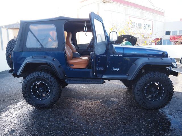 ジープ・ラングラー スペシャルエディション　ソフトトップ　ショートバンパー　リフトアップ　社外ＬＥＤヘッドライト　背面タイヤ　１ナンバー変更　レザー調シートカバー　ヒッチメンバー　カロッツェリアオーディオ　オーバーフェンダー　ＥＴＣ（34枚目）