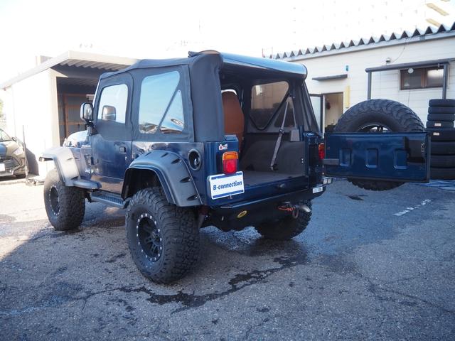 ジープ・ラングラー スペシャルエディション　ソフトトップ　ショートバンパー　リフトアップ　社外ＬＥＤヘッドライト　背面タイヤ　１ナンバー変更　レザー調シートカバー　ヒッチメンバー　カロッツェリアオーディオ　オーバーフェンダー　ＥＴＣ（53枚目）