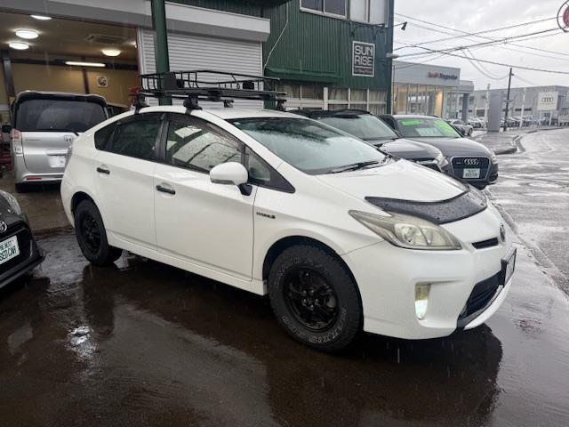 プリウス S 後期モデル/リフトアップ/A/Tタイヤ/社外マフラー/バグガード/ルーフキャリア/ナビ・フルセグTV・DVD再生・Bluetooth・バックカメラ/ドラレコ/ETC/スマートキー/(4枚目)