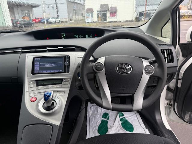 プリウス S 後期モデル/リフトアップ/A/Tタイヤ/社外マフラー/バグガード/ルーフキャリア/ナビ・フルセグTV・DVD再生・Bluetooth・バックカメラ/ドラレコ/ETC/スマートキー/(8枚目)