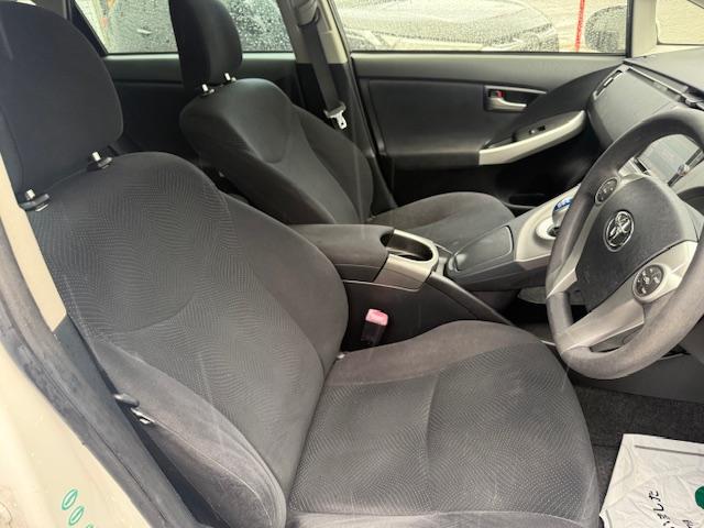 プリウス S 後期モデル/リフトアップ/A/Tタイヤ/社外マフラー/バグガード/ルーフキャリア/ナビ・フルセグTV・DVD再生・Bluetooth・バックカメラ/ドラレコ/ETC/スマートキー/(9枚目)