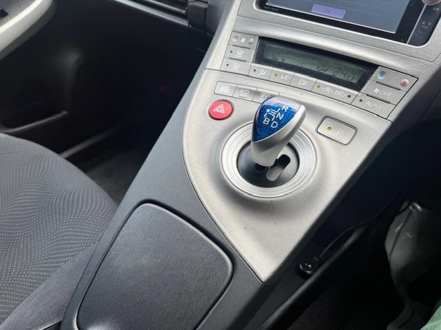 プリウス S 後期モデル/リフトアップ/A/Tタイヤ/社外マフラー/バグガード/ルーフキャリア/ナビ・フルセグTV・DVD再生・Bluetooth・バックカメラ/ドラレコ/ETC/スマートキー/(15枚目)