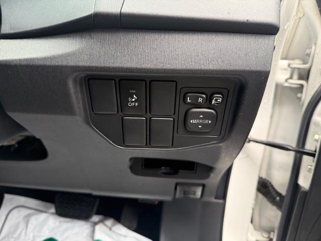 プリウス S 後期モデル/リフトアップ/A/Tタイヤ/社外マフラー/バグガード/ルーフキャリア/ナビ・フルセグTV・DVD再生・Bluetooth・バックカメラ/ドラレコ/ETC/スマートキー/(17枚目)