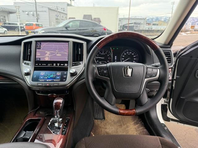 クラウン ロイヤルサルーン 20インチアルミ/車高調/ナビ・フルセグTV・バックカメラ/クルーズコントロール/(7枚目)